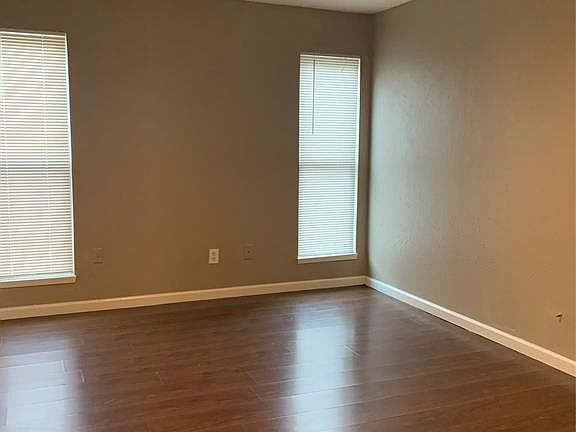 4th image of 1910 White Oak Dr