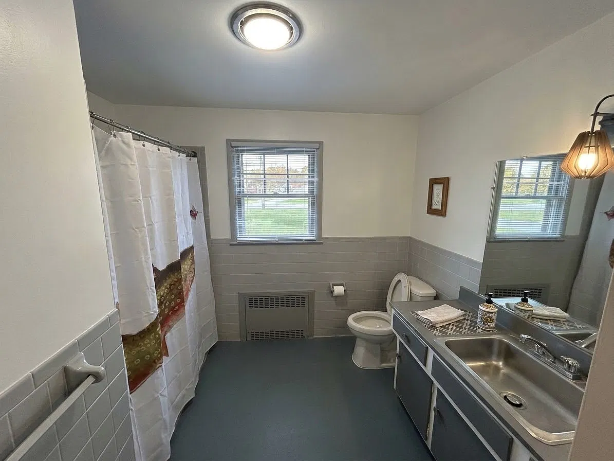 3 bed, 1690 sqft, $900 — Photo 2