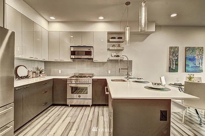 3 bed, 2.5 bath, 1420 sqft, $3,300 — Photo 4