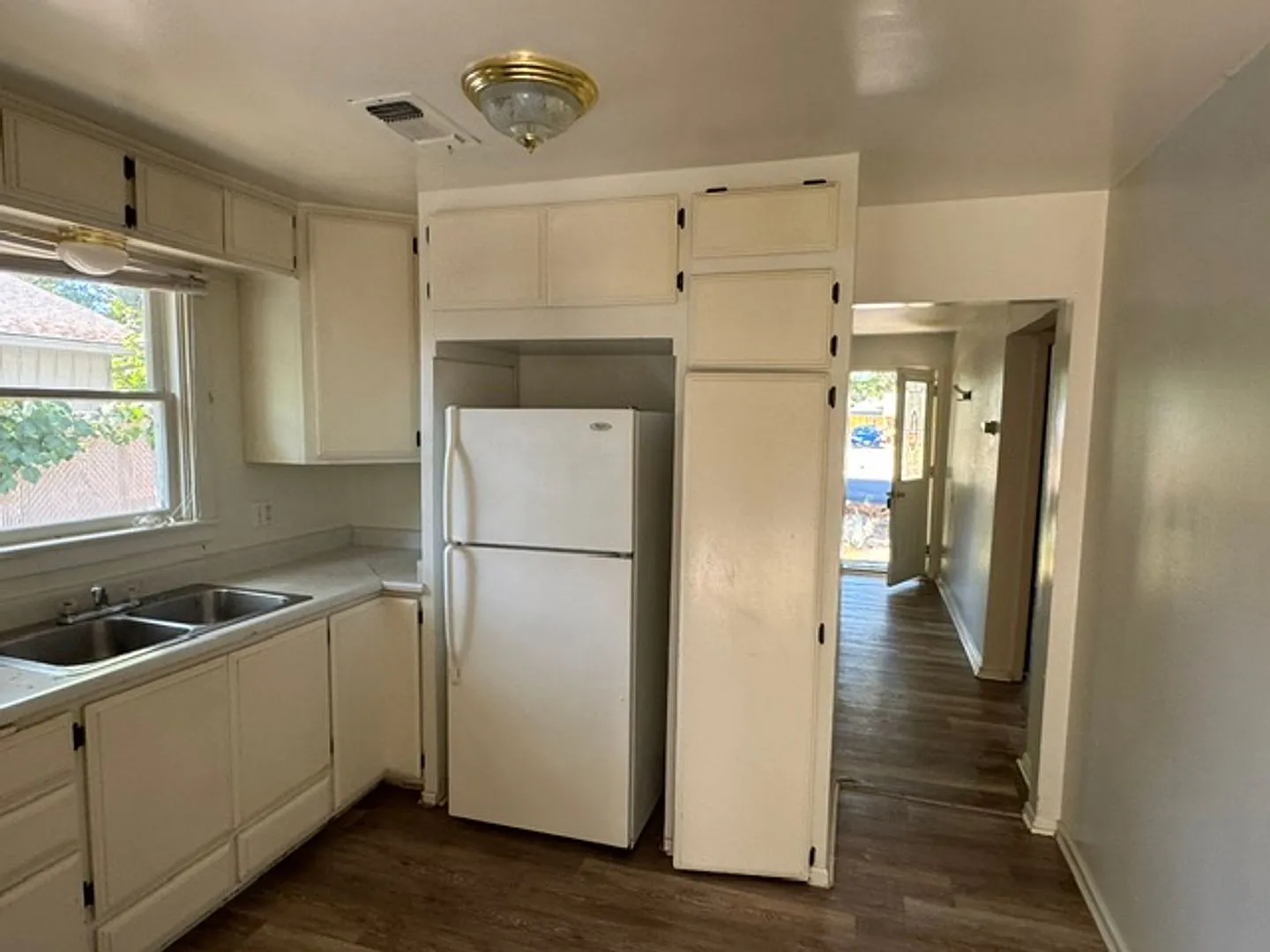 Single Family Home With Bonus Room Off The Detached Garage- Gardners Dream — Photo 3