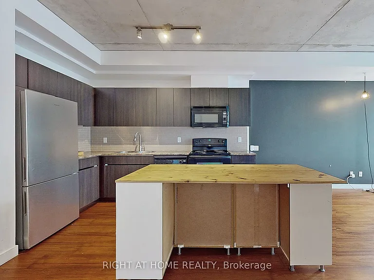 38 Niagara St #312 — Photo 8