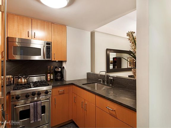 3rd image of 100 W 58th St APT 6G