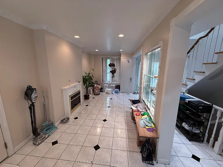 63 Lehar Cres — Photo 4