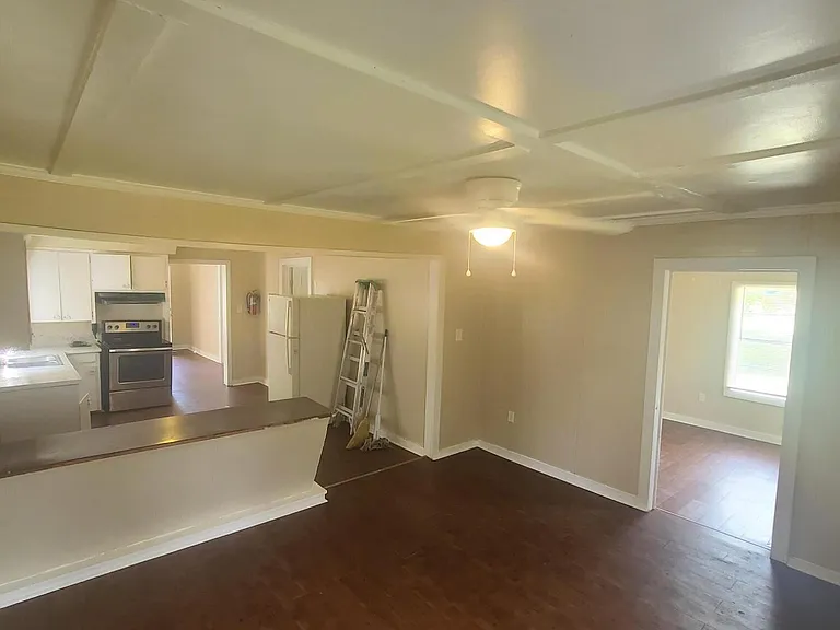 1032 N Railroad Ave — Photo 4