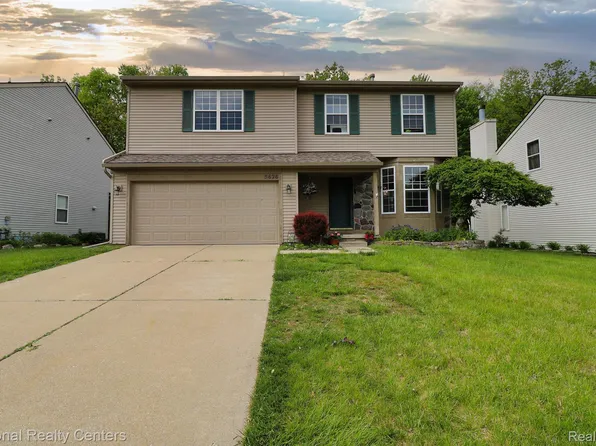 5626 Lockwood Dr, Waterford, MI 48329