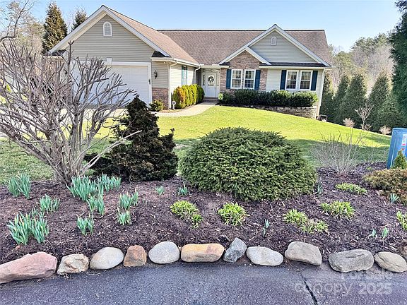 3rd image of 31 Mountain Glen Dr