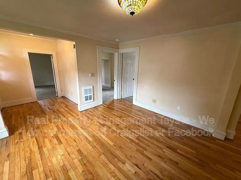 1405 Halleck St — Photo 8