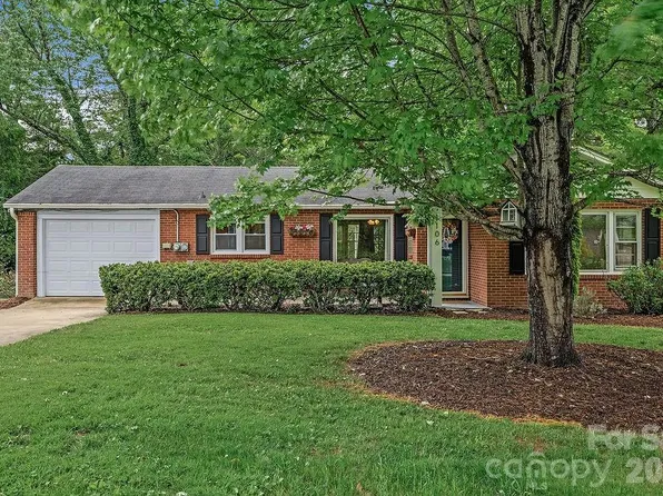 1106 Cherokee Dr, Hendersonville, NC 28739