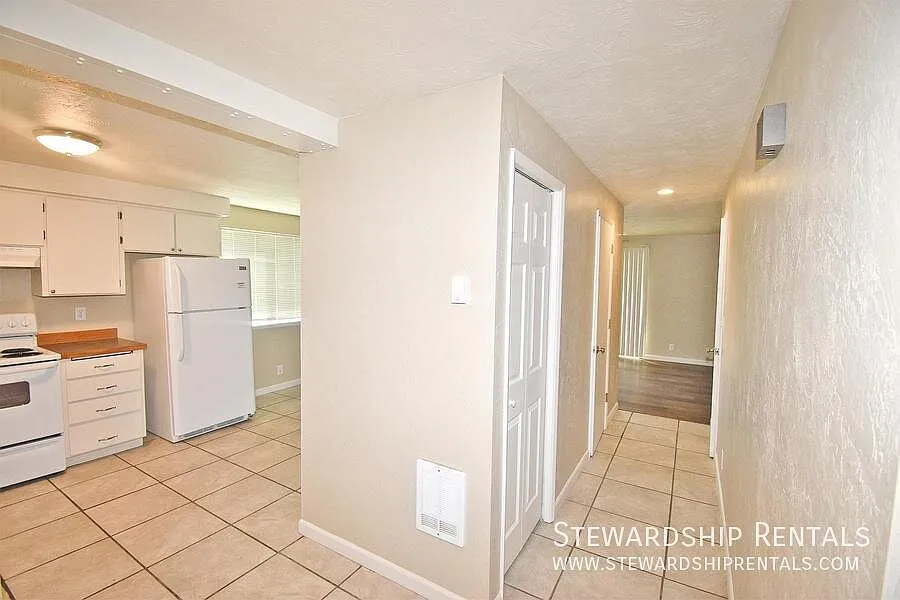 3 bedroom Duplex in Springfield! — Photo 4