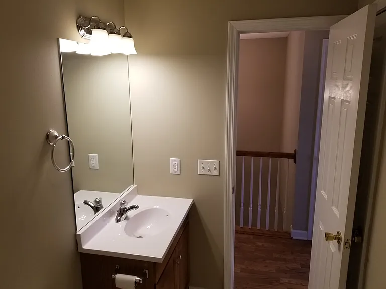 MAIN UPSTAIRS BATHROOM. ALSO HAS LINEN CLOSETR BEHIND BATHROOM DOOR!!