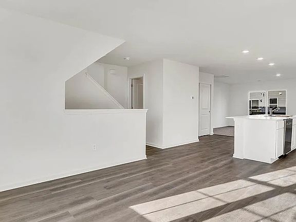 5th image of 889 Briar Glen Ct