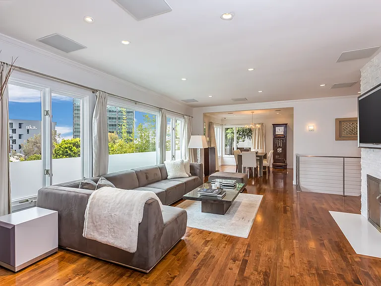 1321 Londonderry Pl — Photo 4