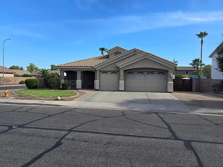 1772 E Powell Way — Photo 2