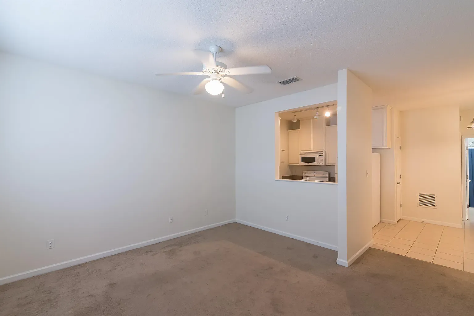 3 bed, 3.0 bath, 1332 sqft, $1,650 — Photo 2