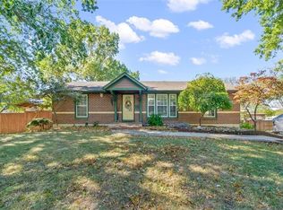 305 NW 17th St, Blue Springs, MO 64015
