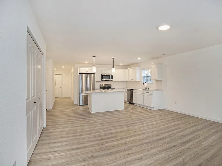 515 Burr St — Photo 6