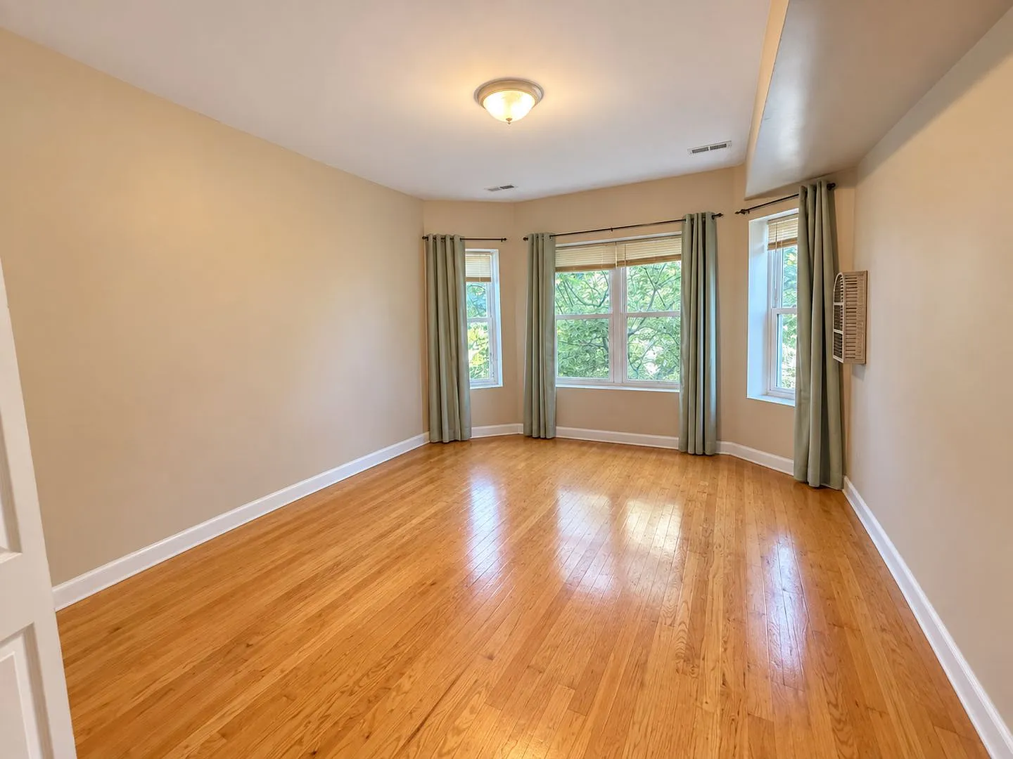 3 Bedroom 2 Bath Spacious Condo — Photo 4