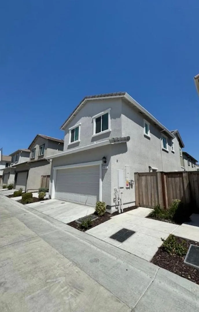 Beautiful 3 bed 2 bath in Roseville! — Photo 1