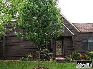 2 Southgate Cir, Massapequa Park, NY 11762
