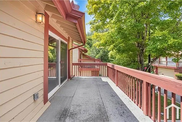 1090 Village Rd — Photo 6