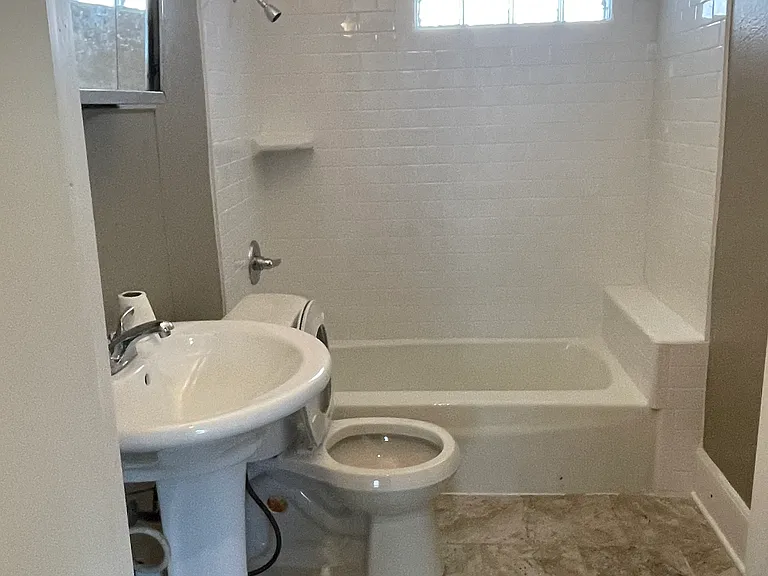 422 W 7th St — Photo 9