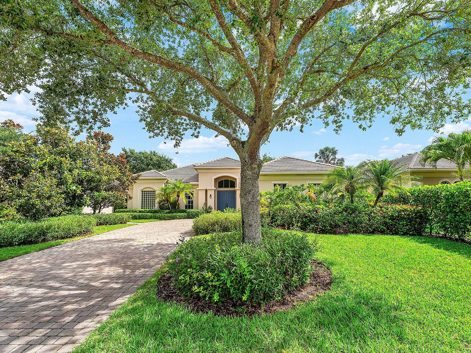3 bed, 3.0 bath, 2494 sqft, $10,000 — Photo 3