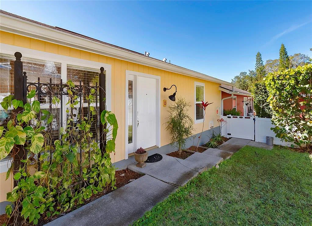 2 bed, 1.0 bath, 1100 sqft, $1,995 — Photo 2