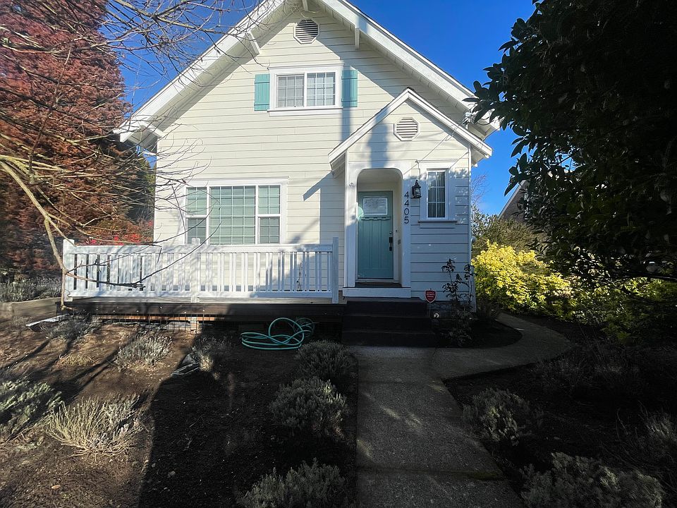 Great front porch to have your morning coffee!