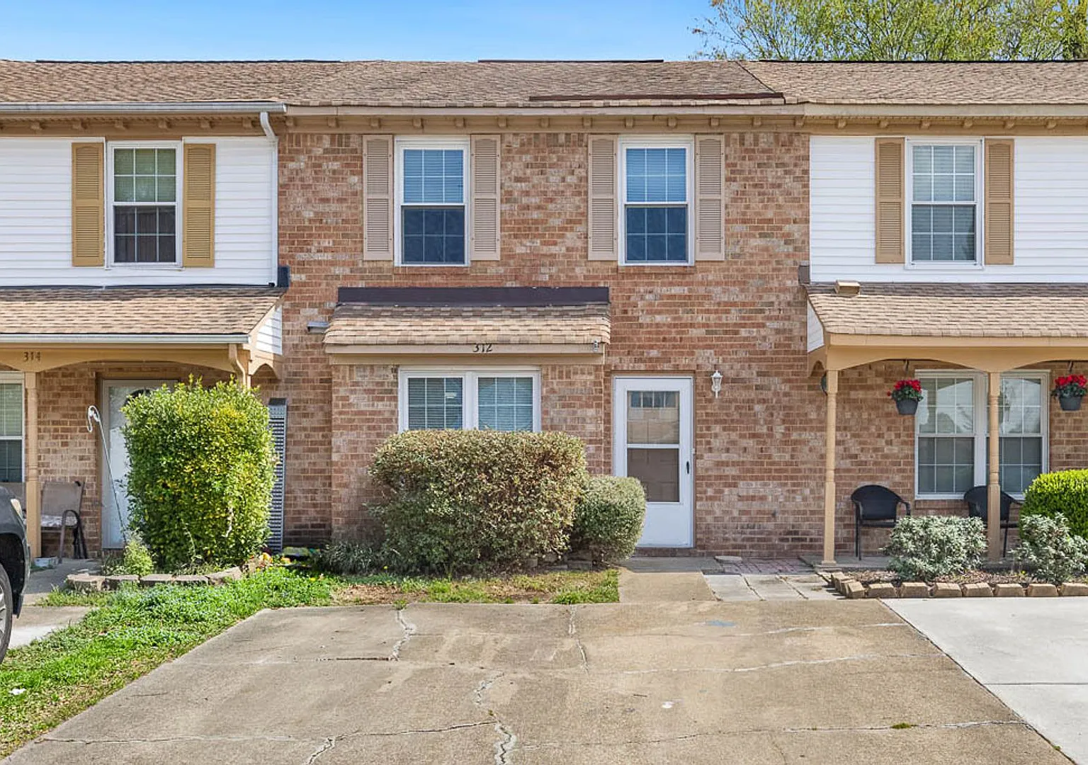 Beautiful 3-bedroom townhome located in the desirable Thalia area of Virginia Beach. — Photo 1