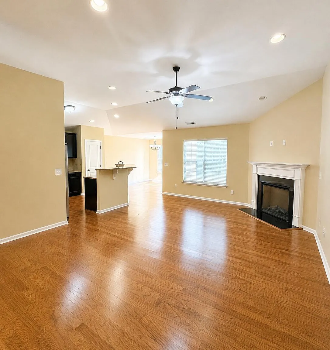 3 bed, 2.0 bath, 1814 sqft, $1,950 — Photo 2