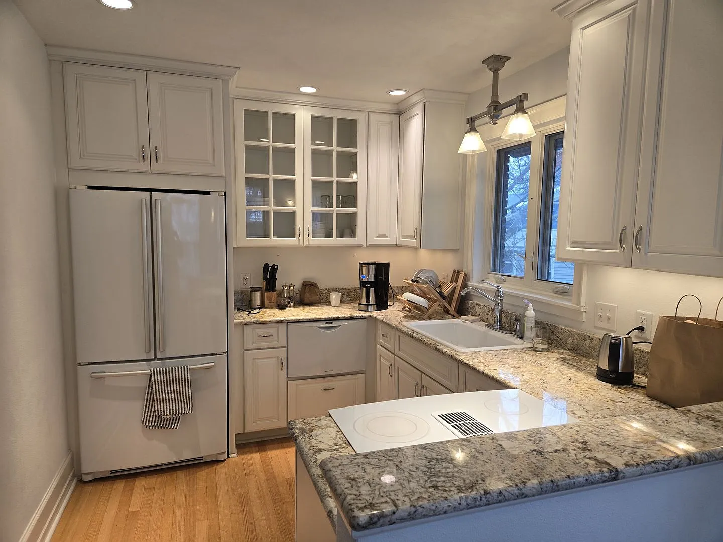Furnished charming 2 Bedroom in Downtown Madison — Photo 4