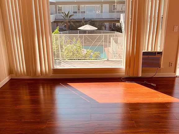 3rd image of 15907 Victory Blvd #202