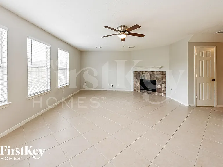 21602 Skyla Cir — Photo 3
