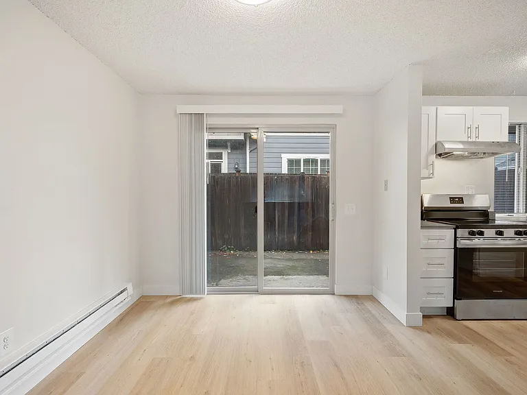 Kingswood Townhome Apartments — Photo 11