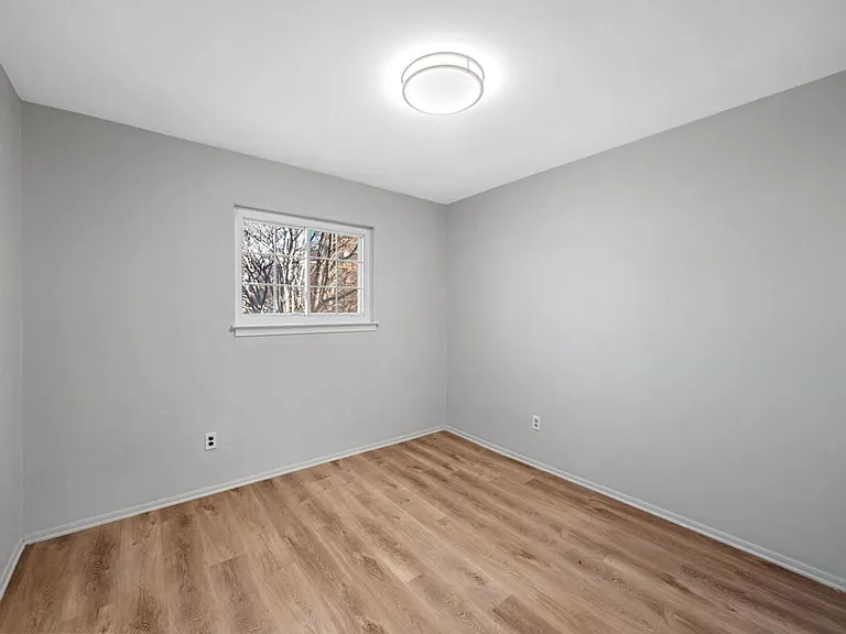 Plymouth Gardens Apartments — Photo 13