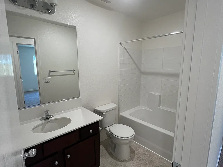 Yandris Ct — Photo 10