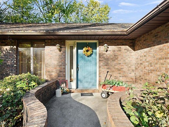 2nd image of 1801 S Lakewood Cir