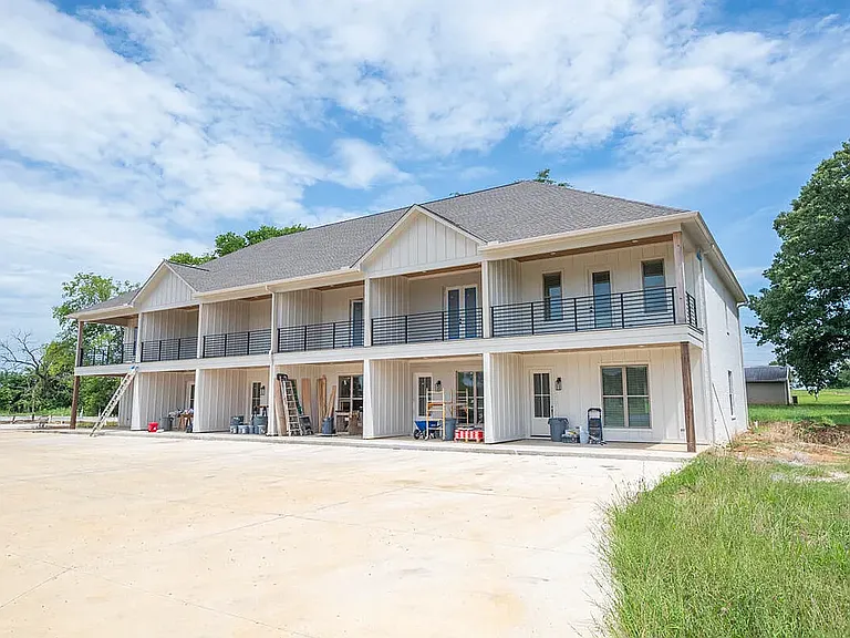 106 Breezeway Cv — Photo 3