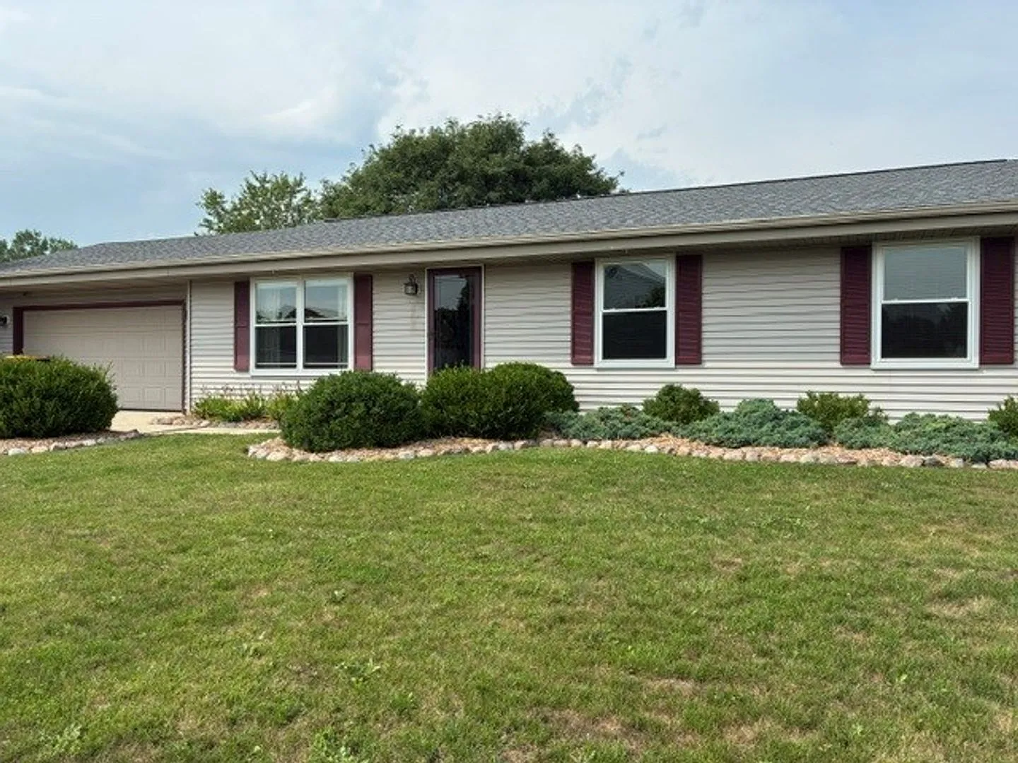 Charming 3 Bedroom - 3 Bath House in Oak Creek — Photo 1