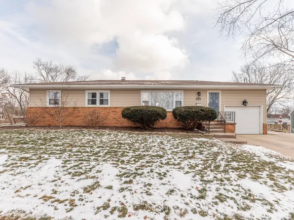 309 Hillcrest Dr, Saline, MI 48176