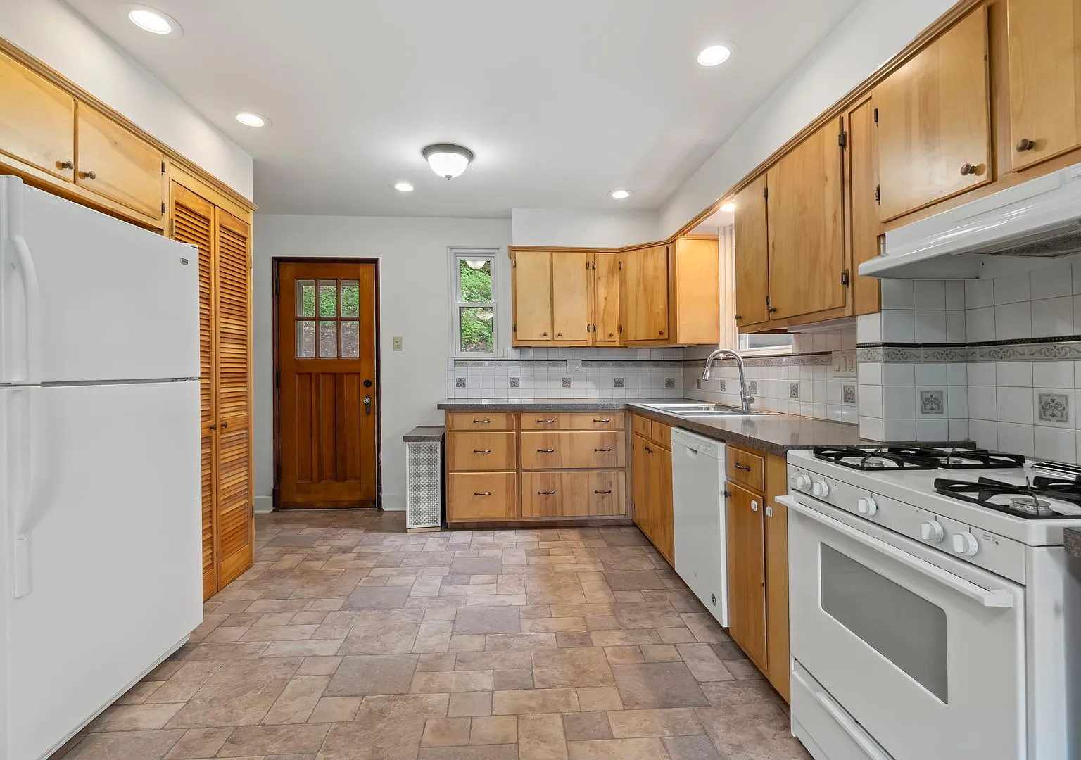 Ready For Move In! Don't Miss This Updated 3-Bedroom In Forest Hills! — Photo 1