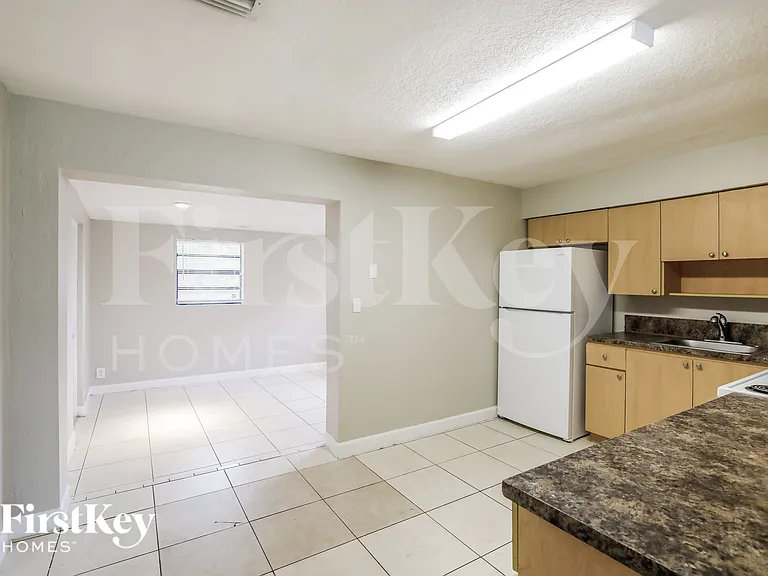 4951 SW 16th St — Photo 5