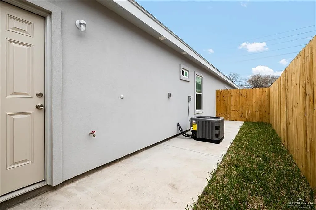2 bed, 2.0 bath, 864 sqft, $1,050 — Photo 2