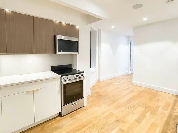 3rd image of 226 E 95th St APT 201