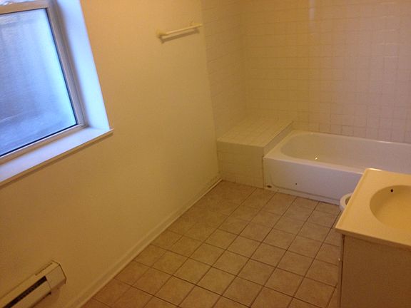 2nd image of 435 E Oakwood Blvd Unit 33