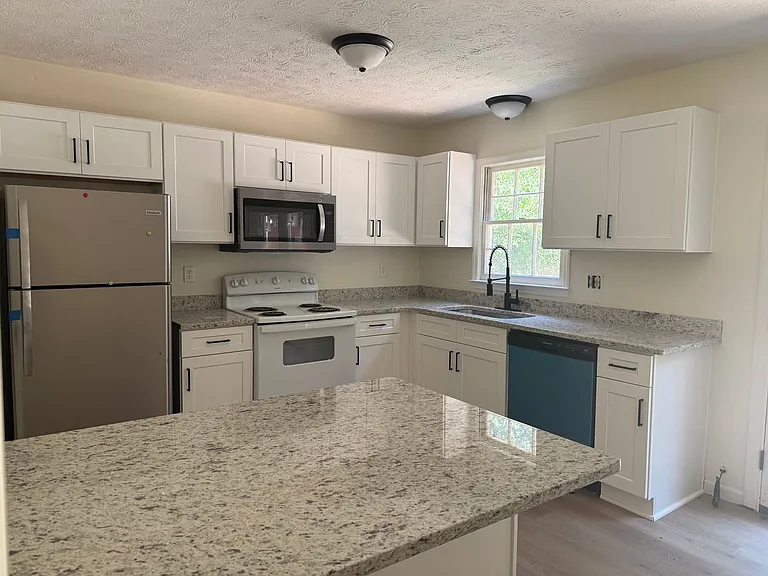 208 Highland Park Drive — Photo 1