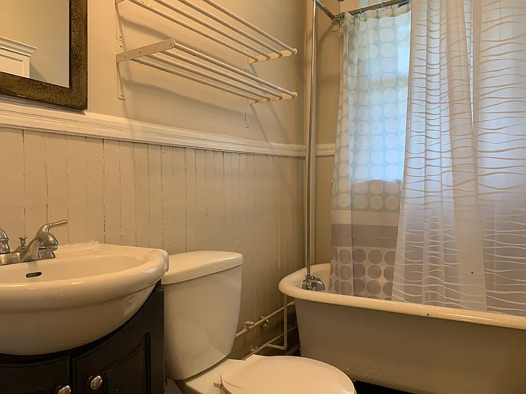 10 Kent Ave — Photo 3