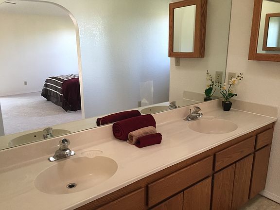 Ensuite bath with double sinks