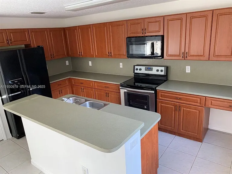 3150 SW 152nd Pl #3150 — Photo 2