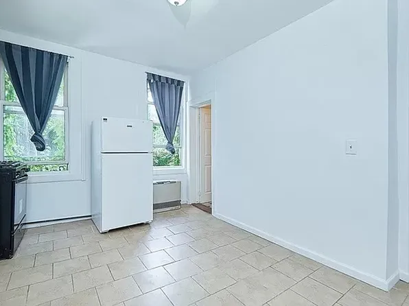 572 East New York Avenue image 6 of 9